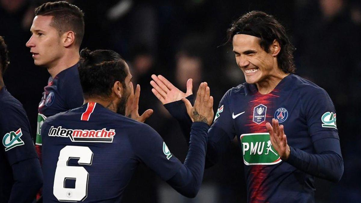 Cavani celebra con Dani Alves el 1-0