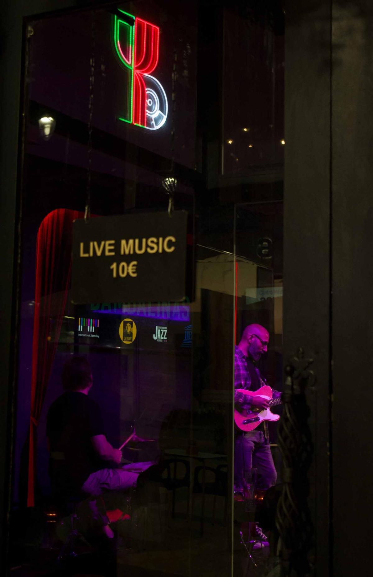 /02Ana Casanova LiveMusic10e_
