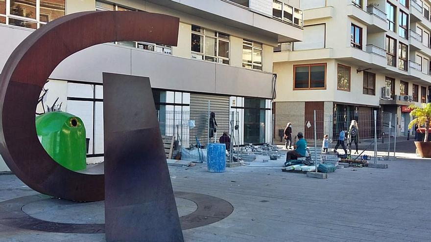 Las obras para el acceso al párking del Serpis y, a la izquierda, la escultura que se cambiará. | LEVANTE-EMV