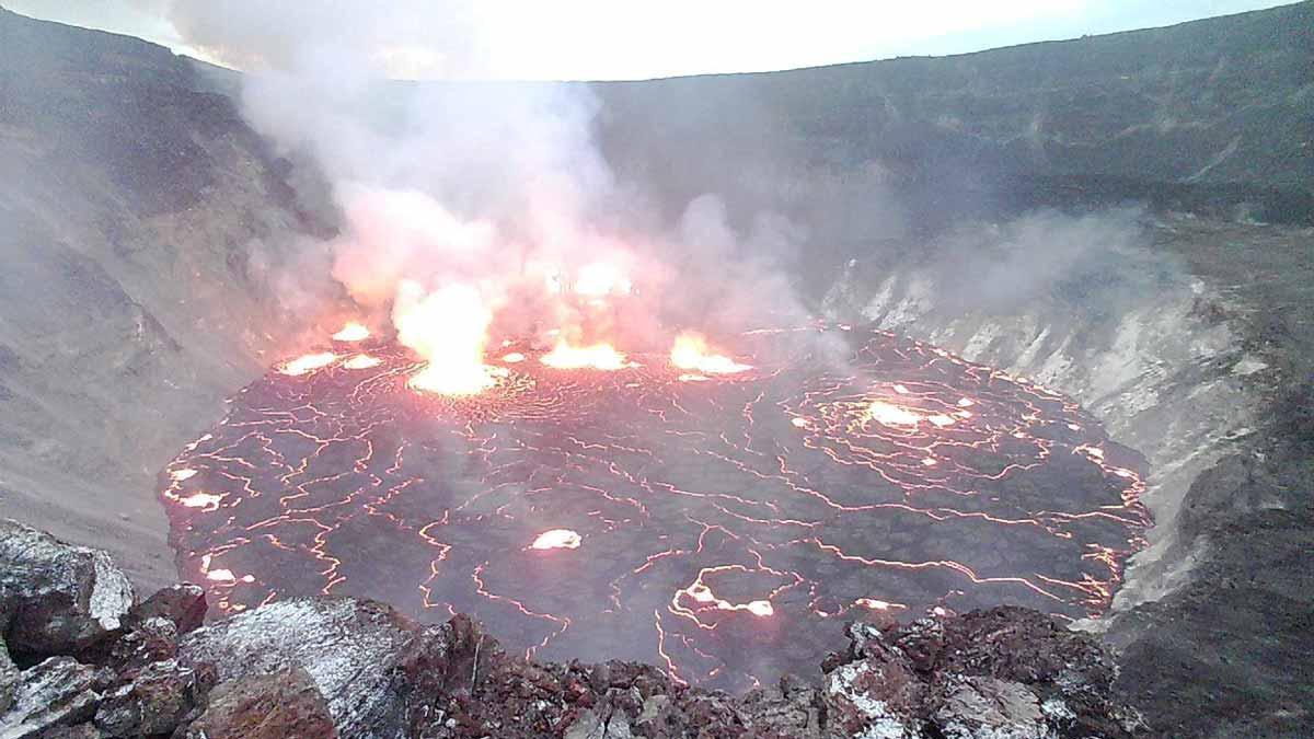 Lava en el crater Halema'uma'u del volcan Kilauea, en Hawai.