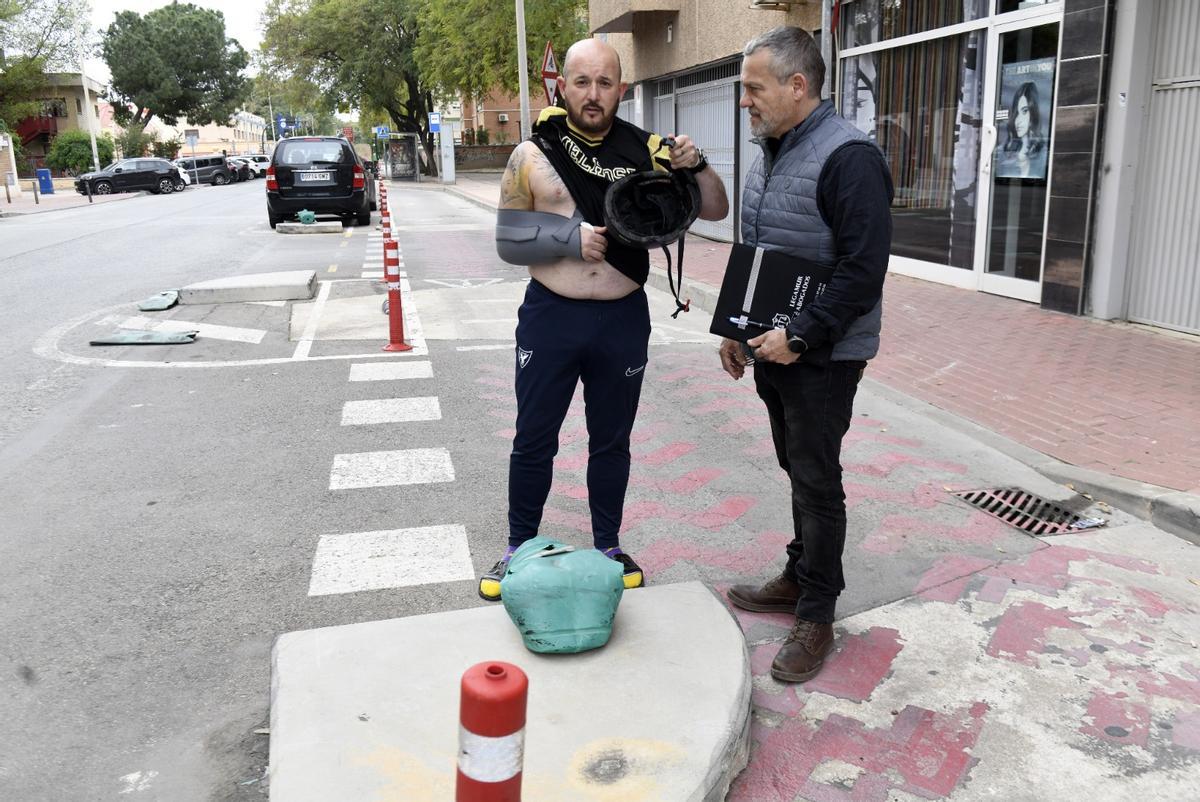 Esteban peñalver junto a su abogado, Valentín Fernández, y el obstáculo de hormigón.