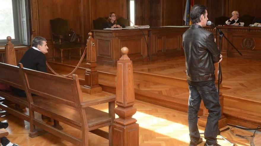 Jesús Rodríguez &quot;O Briso&quot;, sentado, escucha la declaración del moañés que recibió un disparo en aquel tiroteo en O Con. // Rafa Vázquez