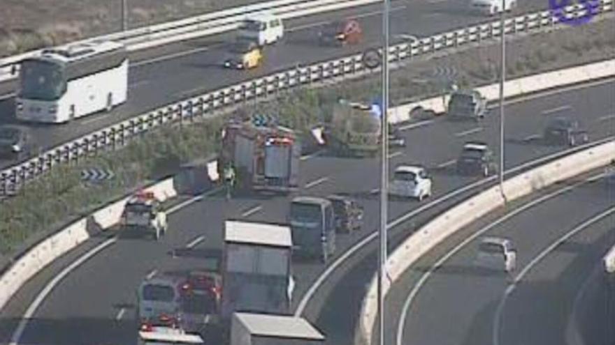 Un coche queda volcado en medio de la vía y provoca retenciones en la autopista del Sur de Tenerife