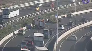 Un coche queda volcado en medio de la vía y provoca retenciones en la autopista del Sur de Tenerife