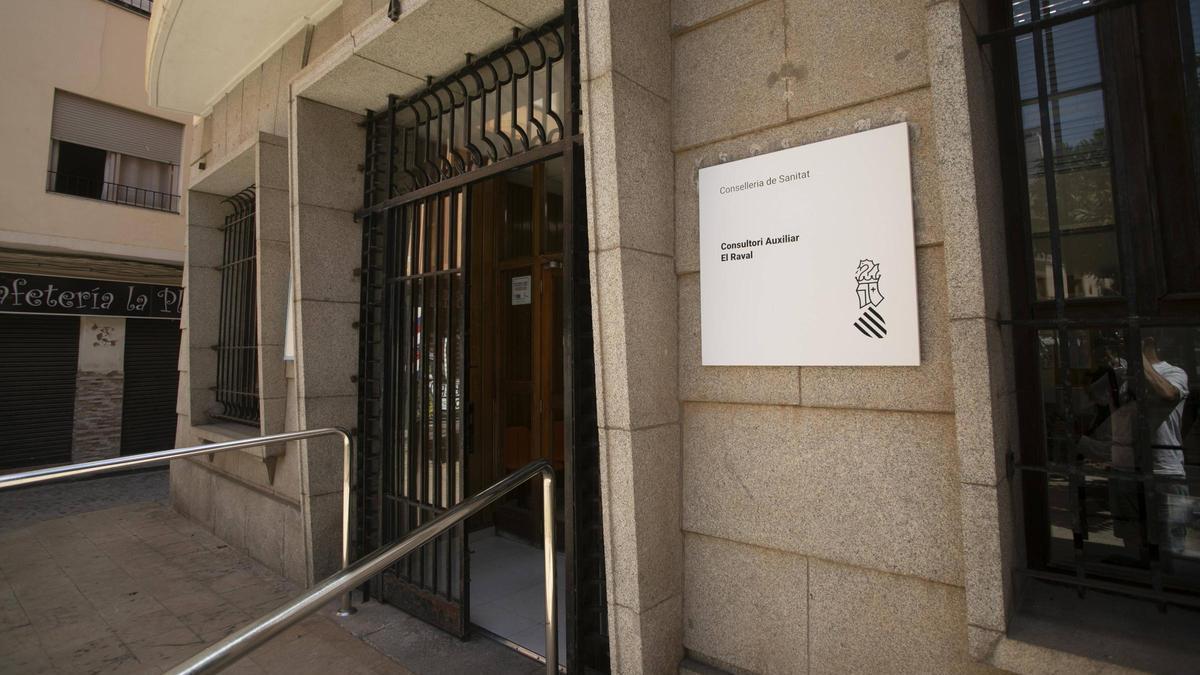 Acceso al consultorio auxiliar del Raval en Sagunt.