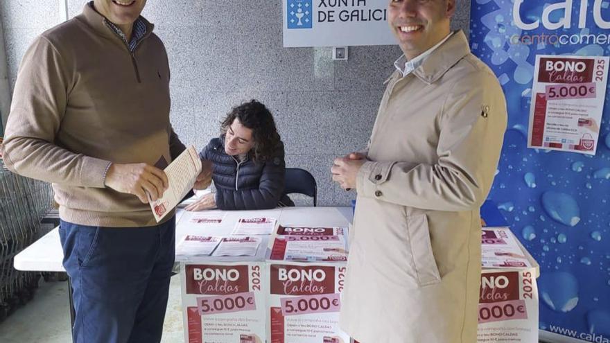 El alcalde, en el reparto de bonos. | FdV