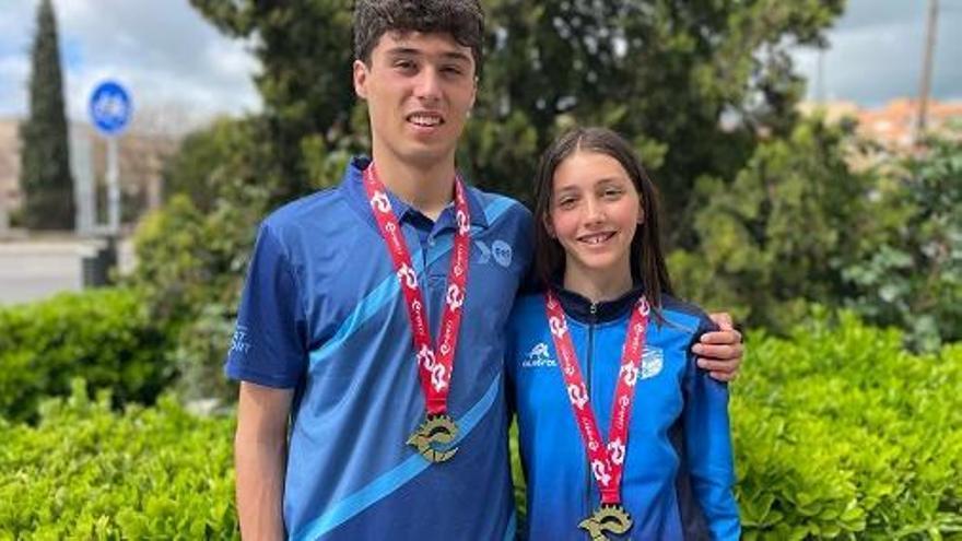 Xavi Cabanilles Añó y Adriana Solanes Valero exhiben sus medallas de oro