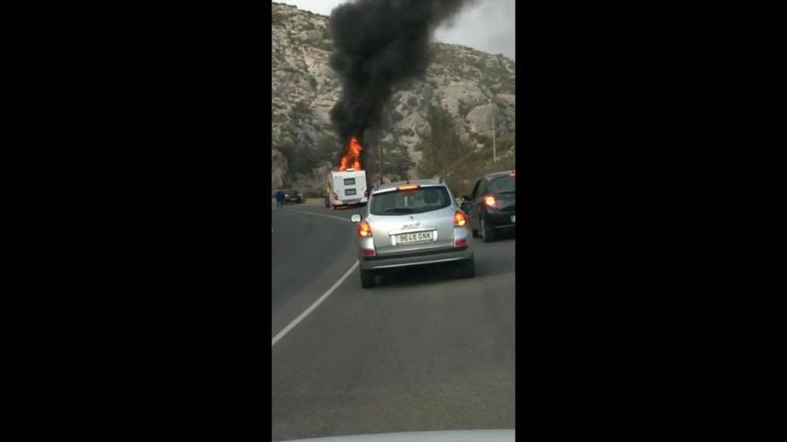 Incendio de una autocaravana en el Puerto de Bocairent