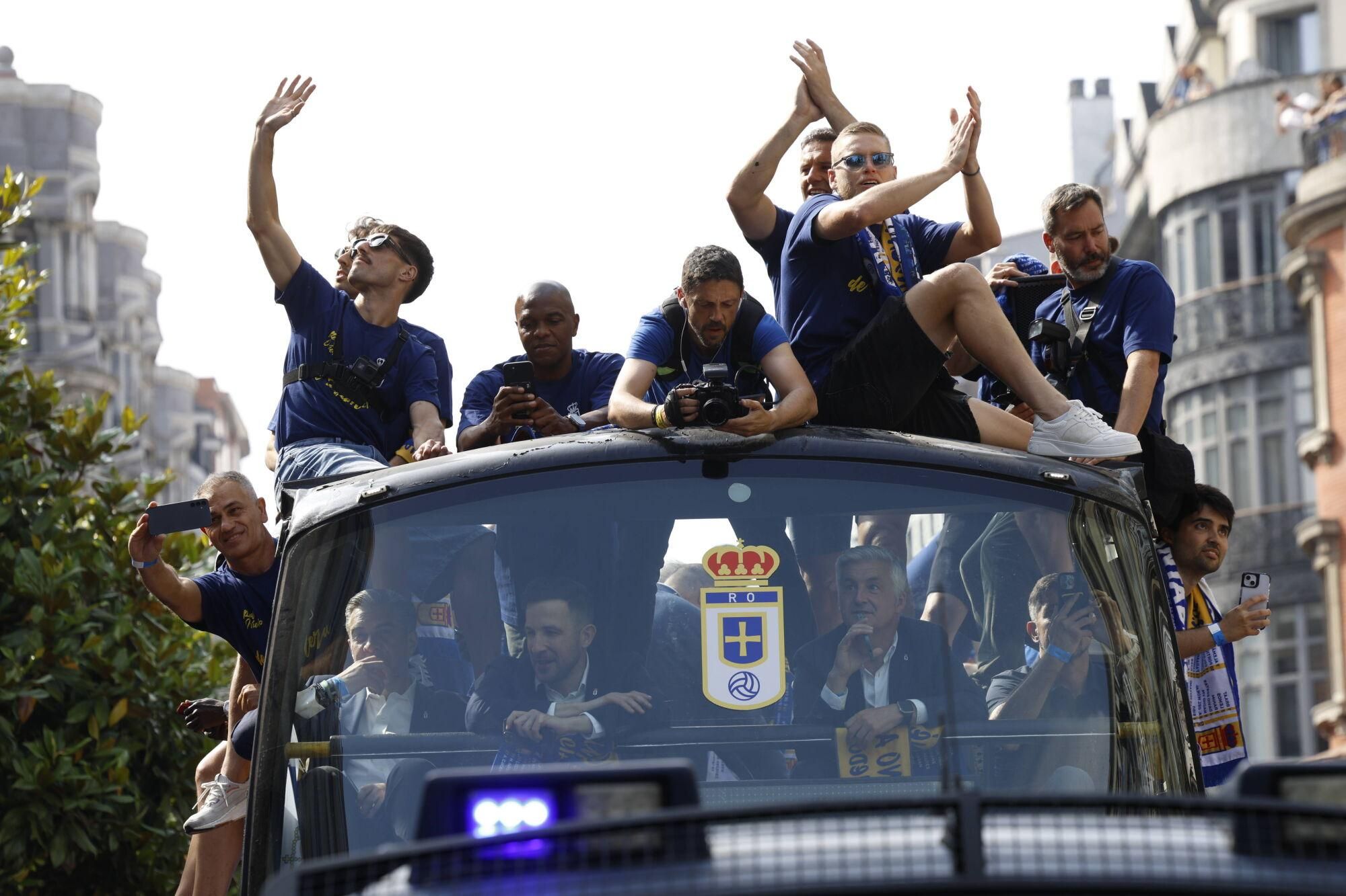 Locura azul en las calles de Oviedo para celebrar el ascenso del equipo a Primera División