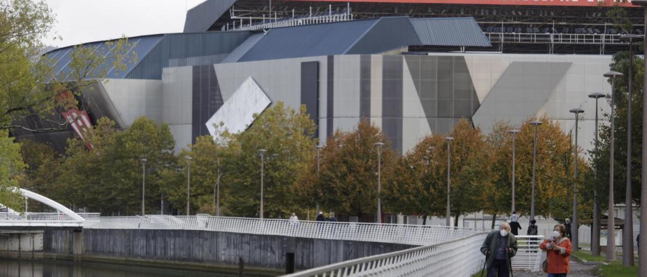 El río Piles, en su tramo final, con el estadio de El Molinón, al fondo.