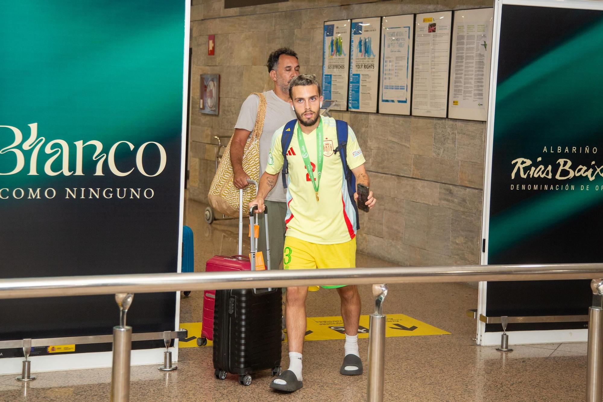 Llegada de David Mella a A Coruña tras proclamarse campeón de Europa sub 19