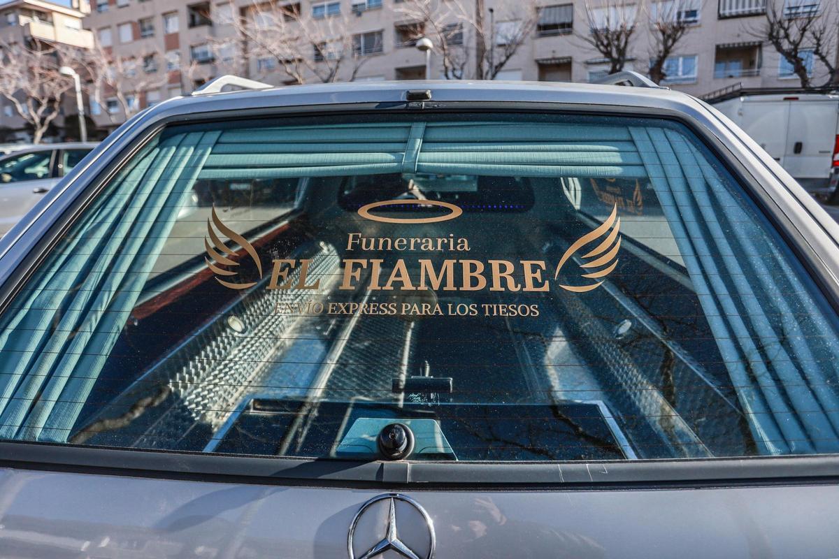 El rótulo en la luna trasera del vehículo.