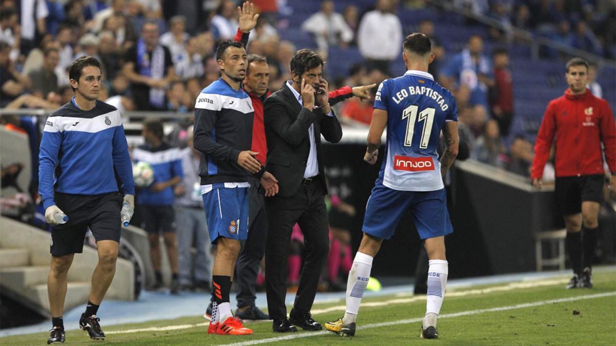 Quique, muy activo desde la banda del RCDE Stadium