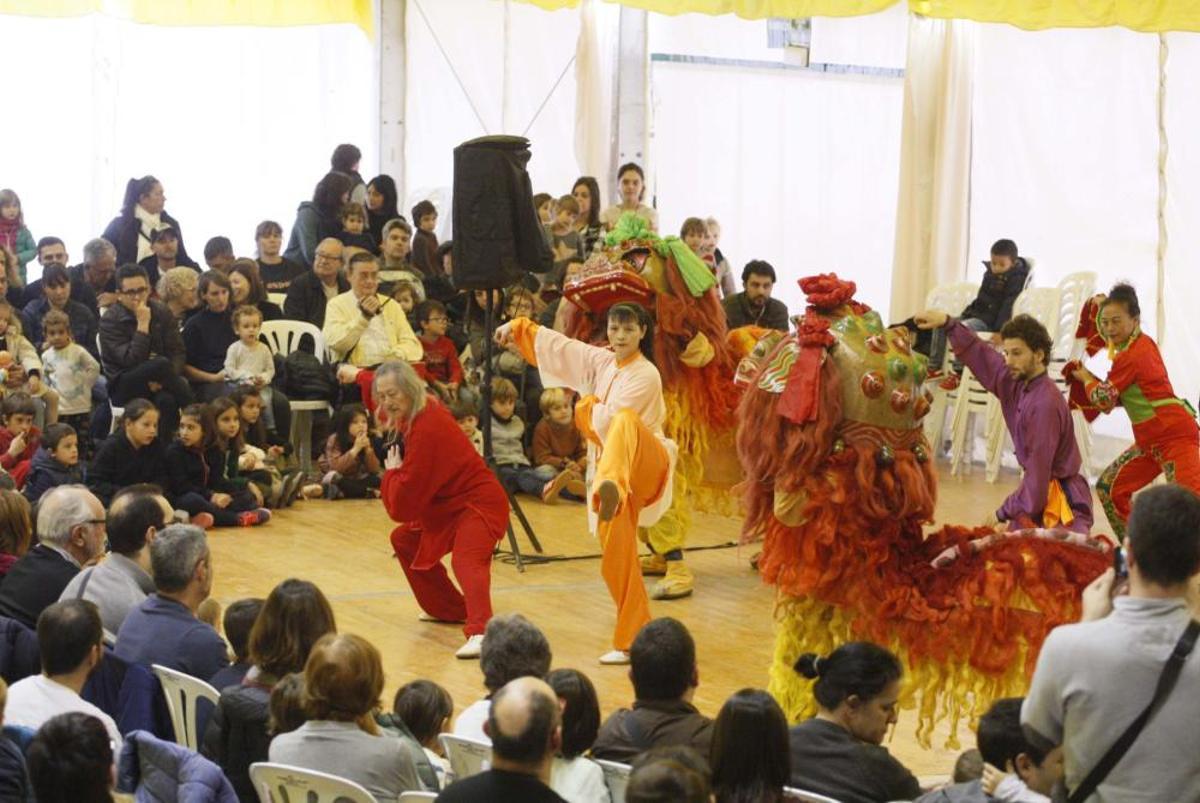 Un espectacle tradicional xinès omple l''envelat de la plaça Miquel de Palol de Girona Un espectacle tradicional xinès omple l''envelat de la plaça Miquel de Palol de Girona