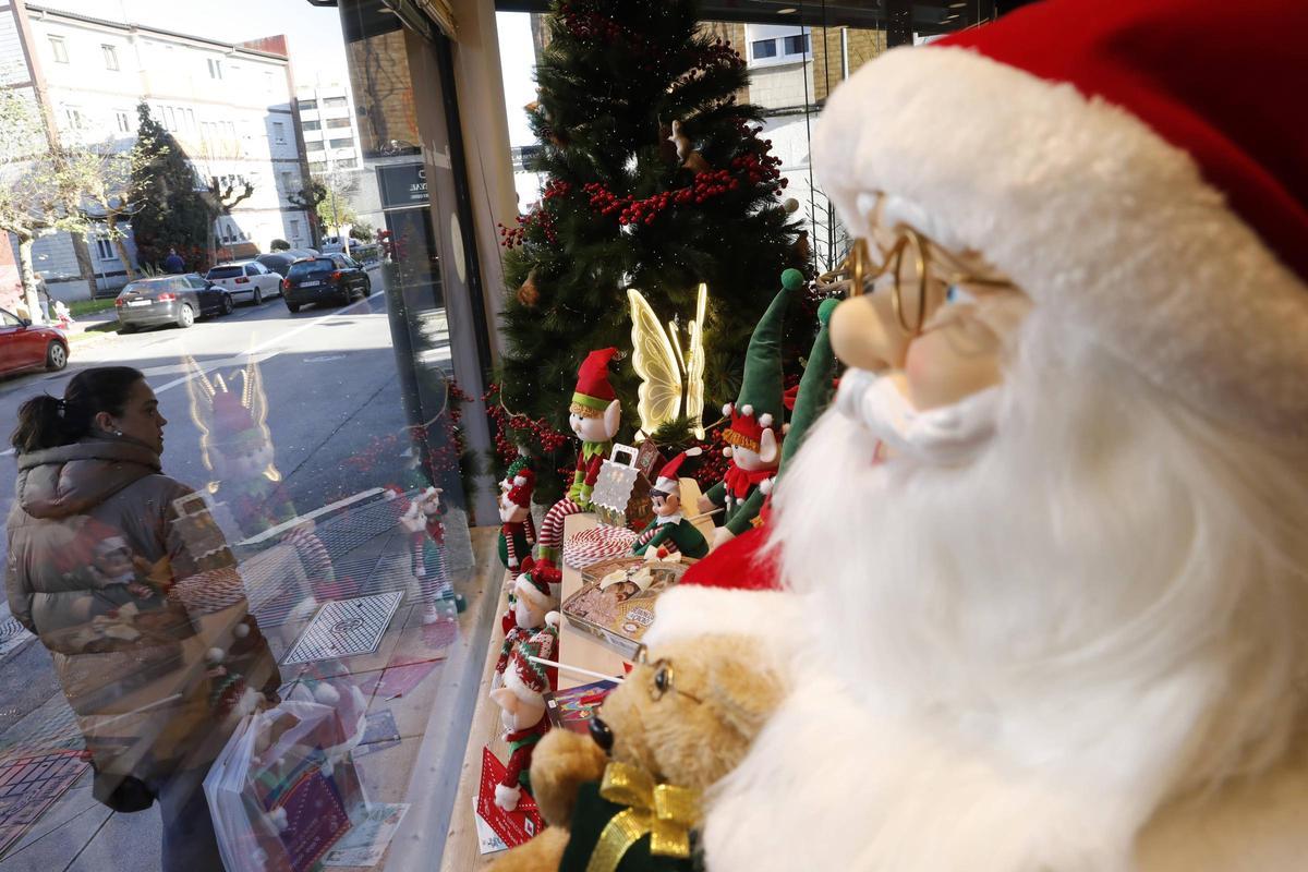 Los comercios de La Calzada animan la Navidad con sus escaparates de concurso (en imágenes)