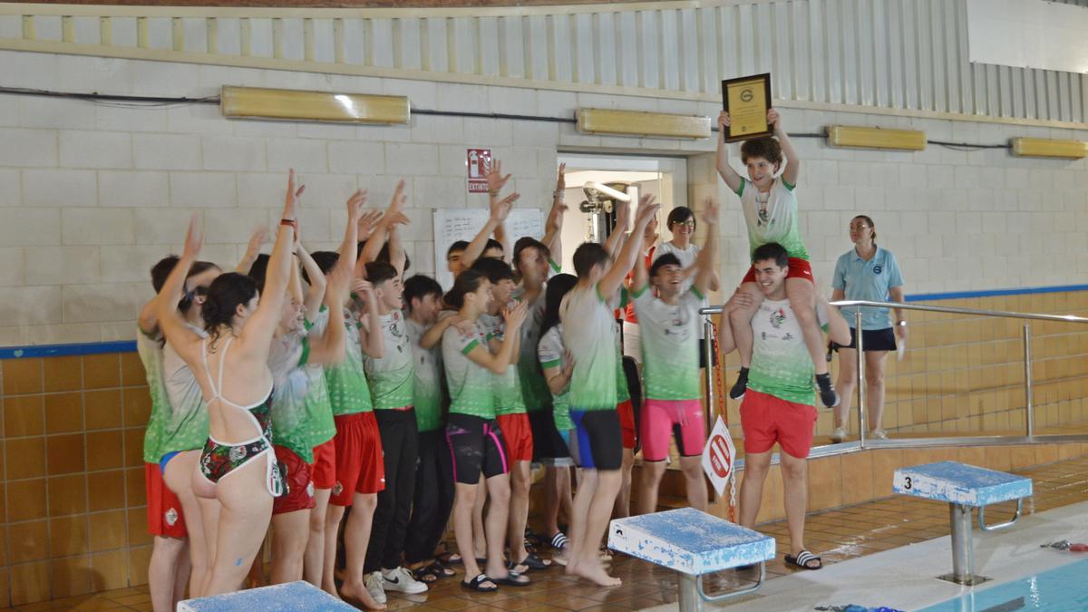 Los nadadores del CNS celebran el ascenso.