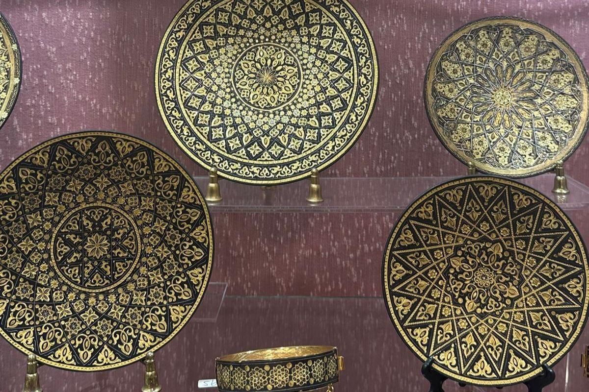Piezas de damasquinado en una tienda del Casco Histórico de Toledo