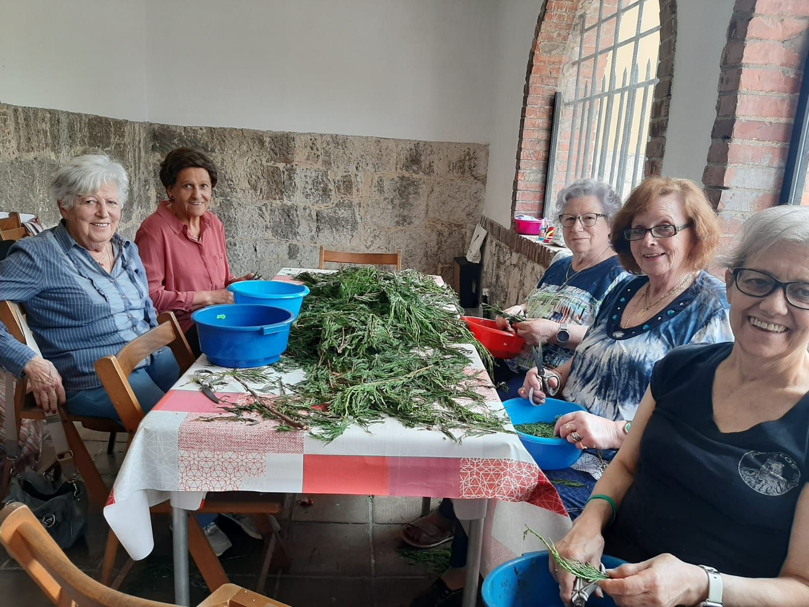 Las mujeres de Lugones preparan el Corpus: así serán las alfombras florales que se mostrarán el domingo