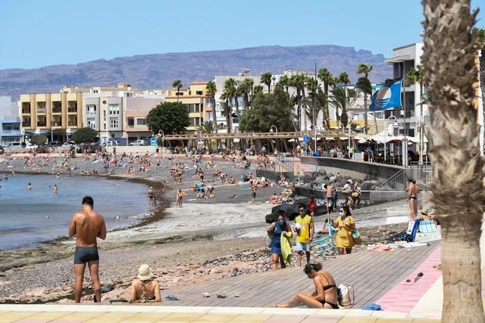 Bañistas y terrazas llenas en la Playa de Arinaga