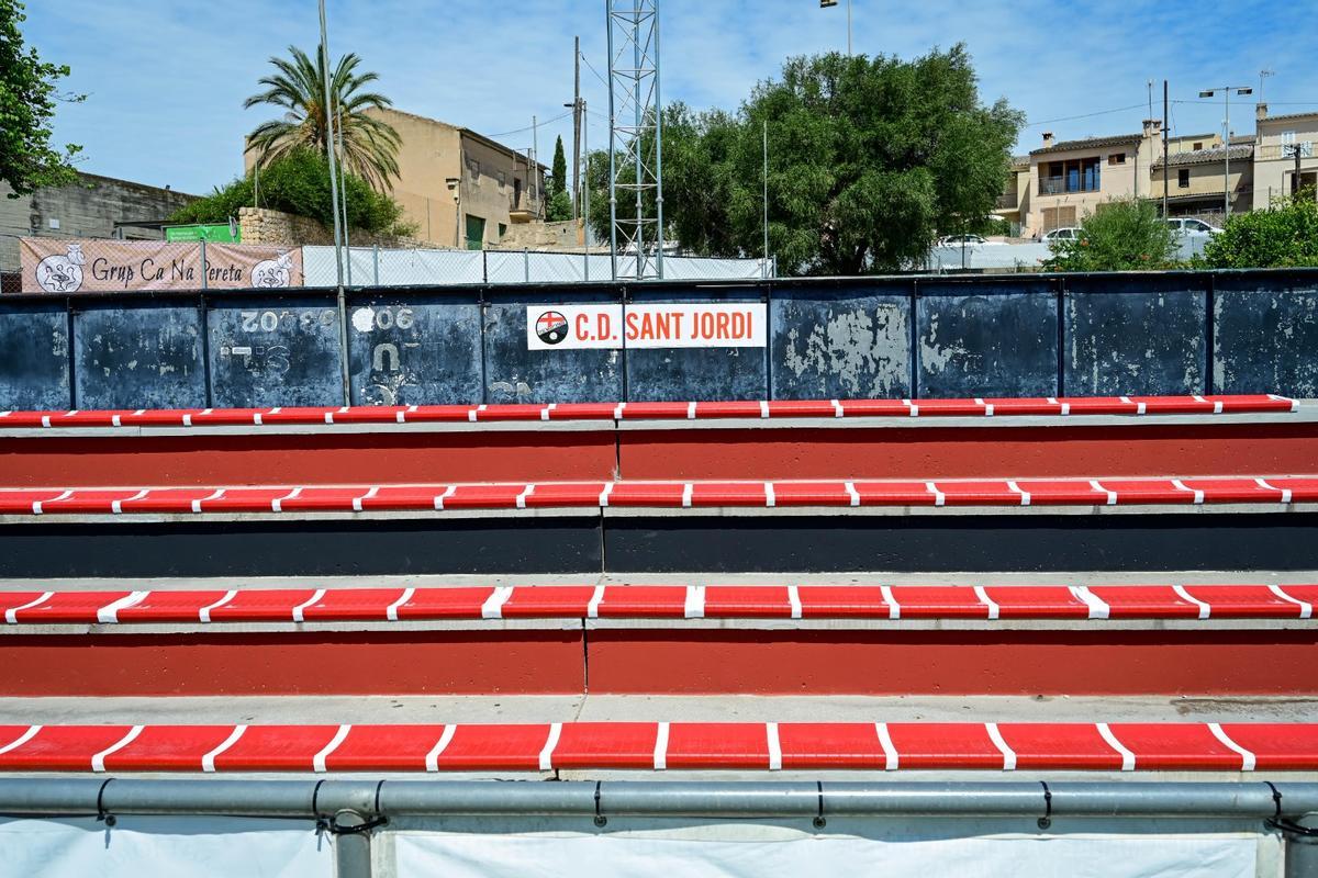 Nuevos asientos integrados en el campo de fútbol del Sant Jordi
