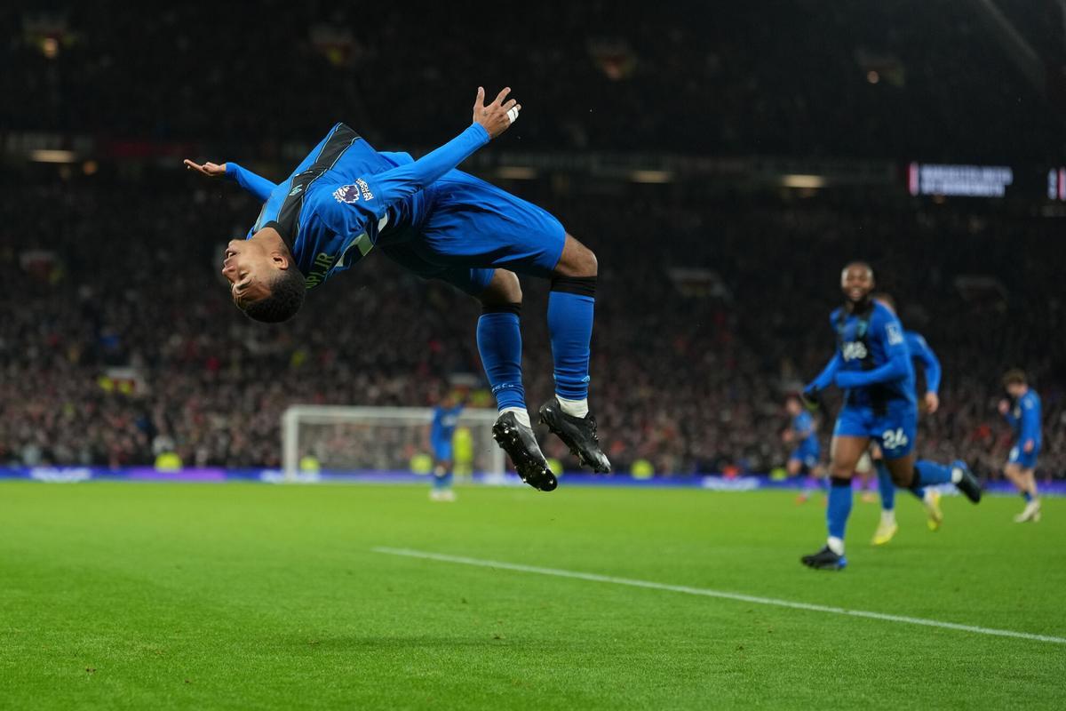 Manchester United's goalkeeper Tom Heaton celebrates after scoring during a Premier League soccer match between Manchester United and Bournemouth in Manchester, England, Monday, Dec. 15, 2025. (AP Photo/Jon Super)