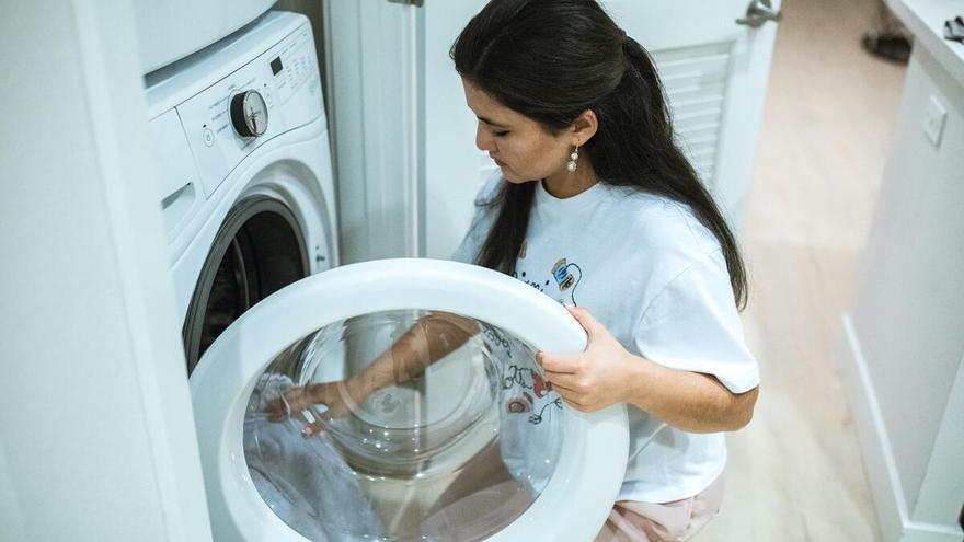 El truco viral para esconder tu lavadora en el baño y que se vea más  elegante, según la experta @decorbymaggie