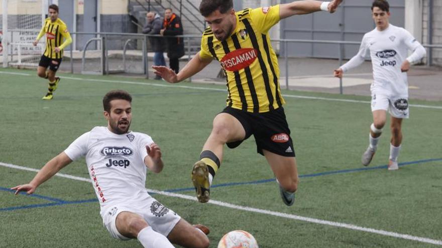 Torralbo, del Rápido de Bouzas, elude la entrada de un jugador del Silva en el partido de ayer. // ALBA VILLAR