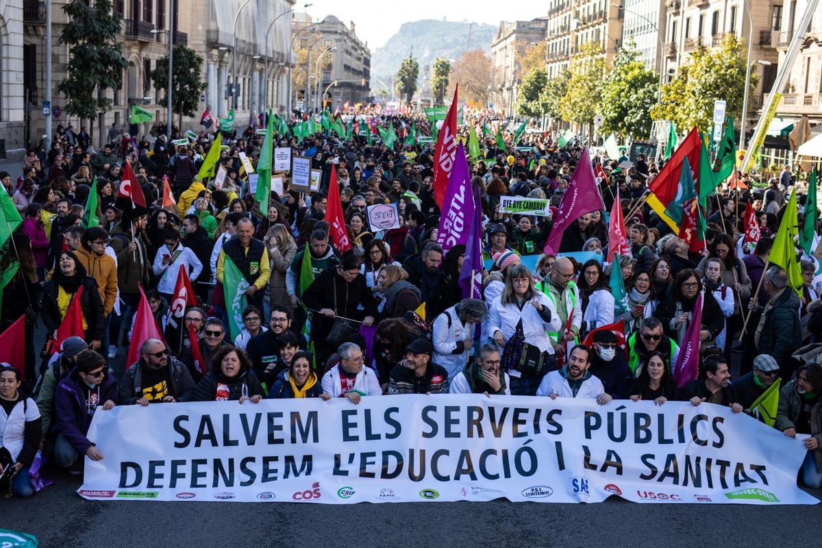 Momento de la manifestación conjunta de trabajadores de la educación y sanidad, este miércoles en Barcelona.