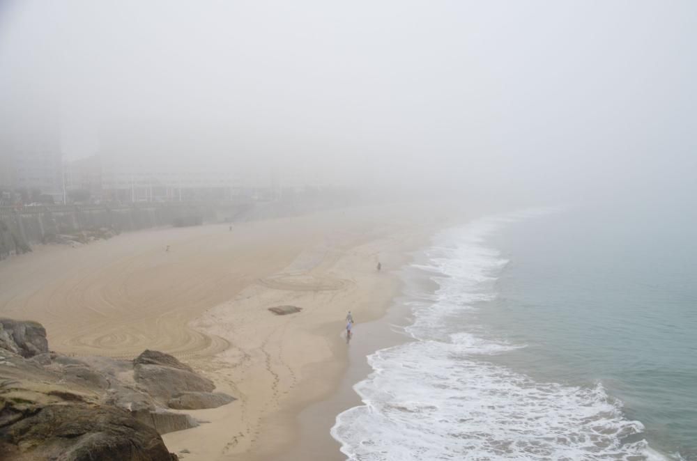 A Coruña, cubierta por la niebla