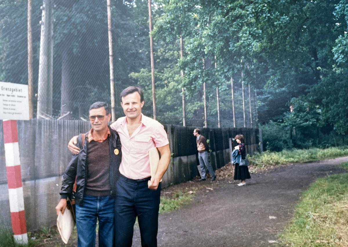 Con un amigo ruso en la zona fronteriza de la RDA, en 1988.