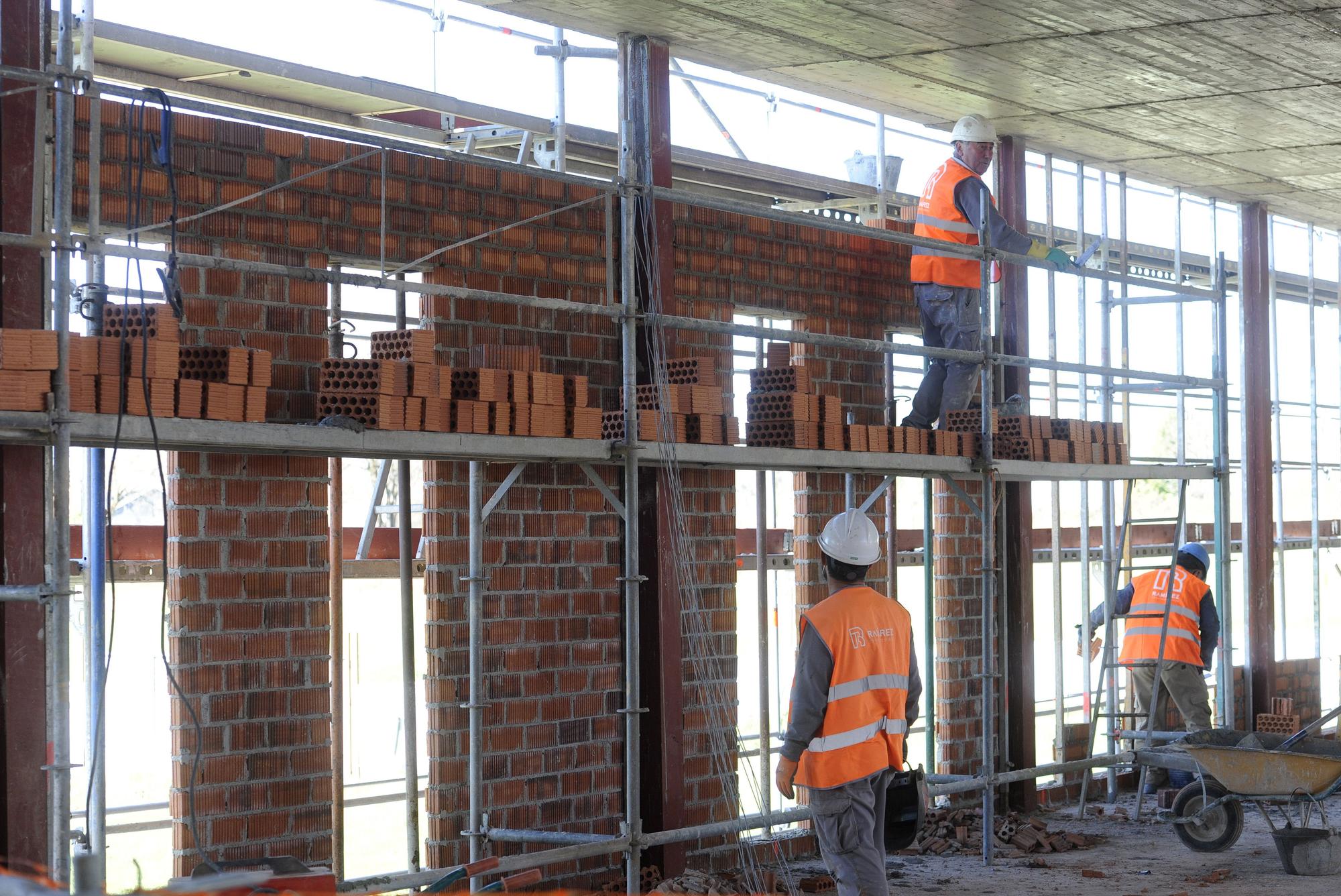 Trabajos de albañilería, ayer, en el interior de la estructura.