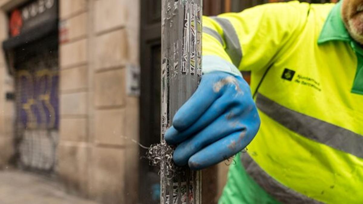 Retirada de adhesivos y carteles en la vía pública