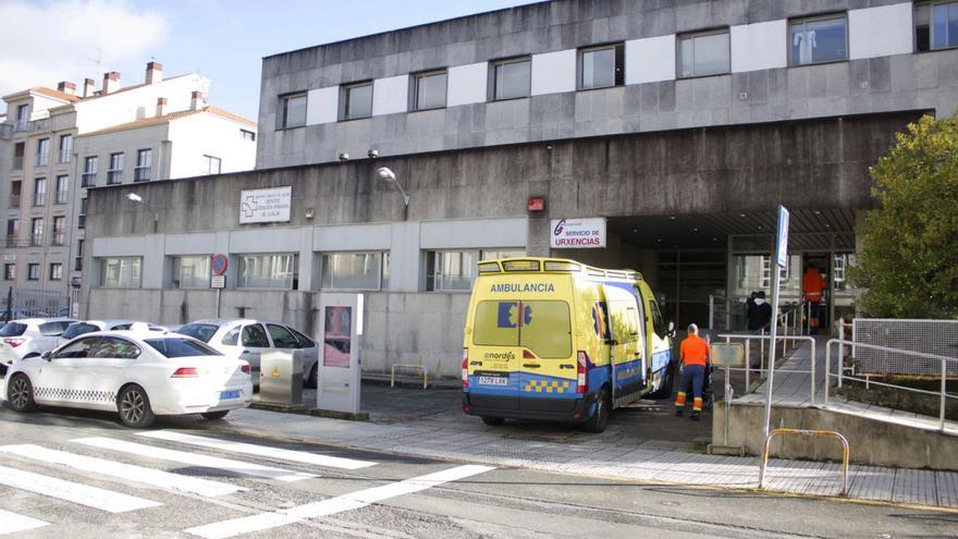 Una ambulancia en el acceso al PAC de Lalín. |   // BERNABÉ