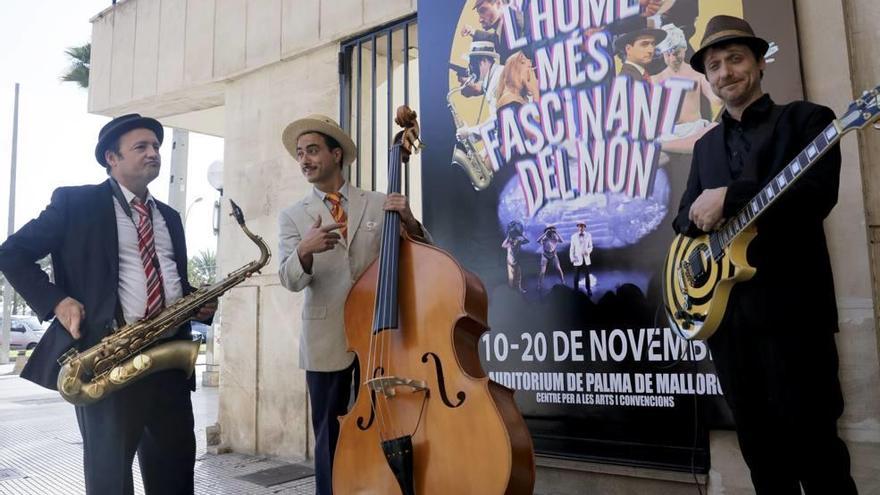 Los integrantes de Marino e Marini, ayer frente al Auditòrium.