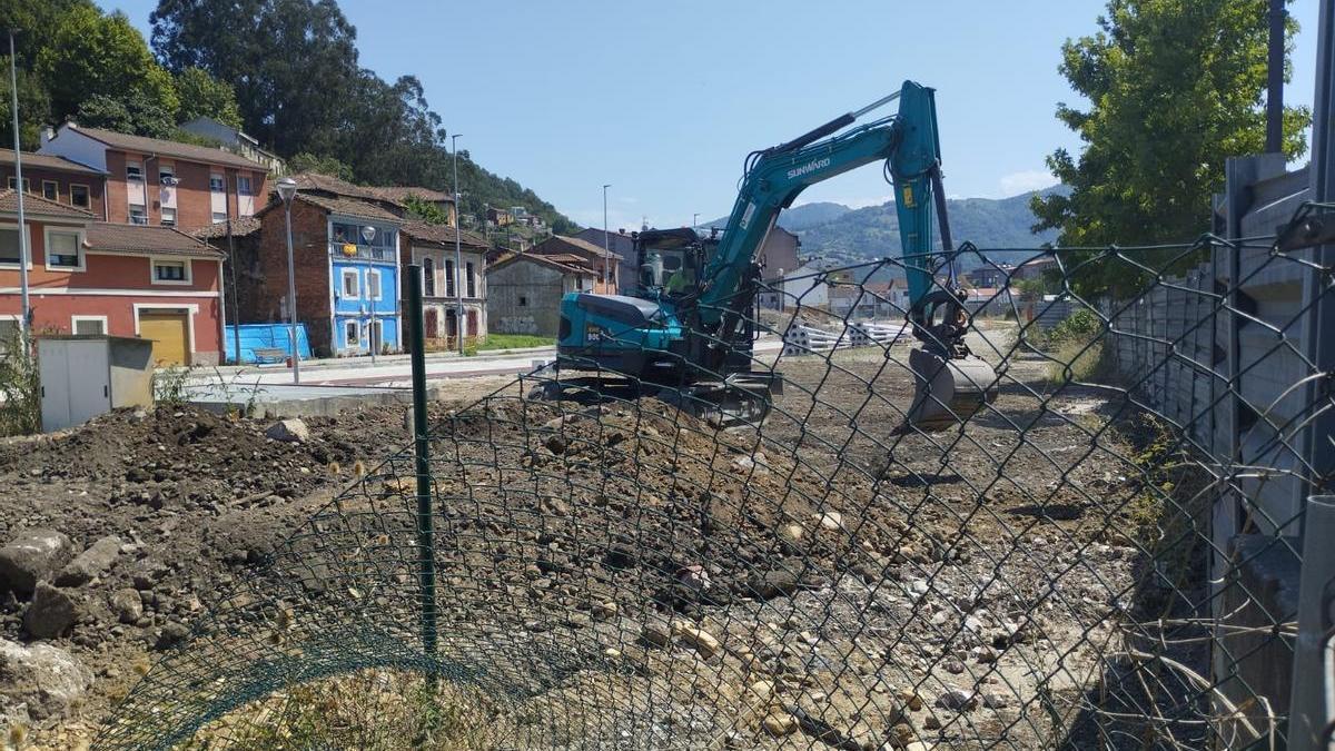 Los terrenos en los que estará el futuro parque, con la zona urbanizada del soterramiento detrás.