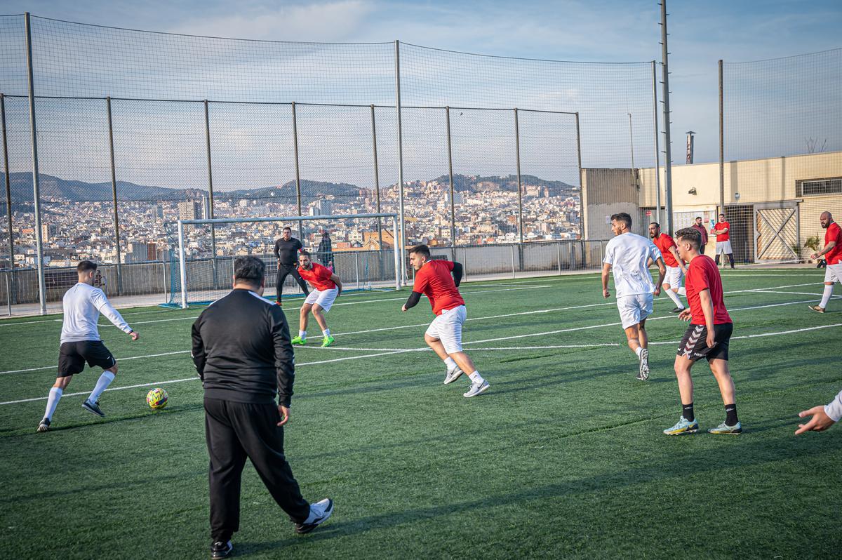 La Kings League gitana hechiza a los barrios de Barcelona