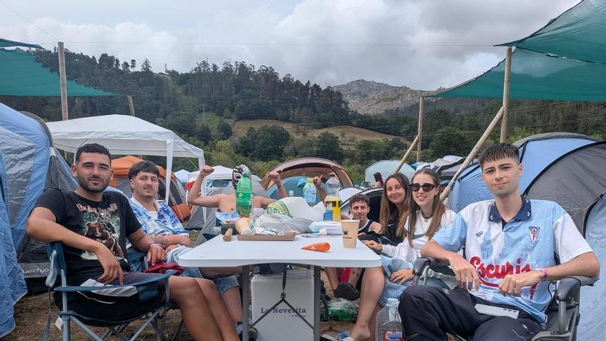 Buen rollo, algún cachopo,  la mejor música alternativa y "todos los modernitos" de España: el festival Riverland coge ritmo en Arriondas