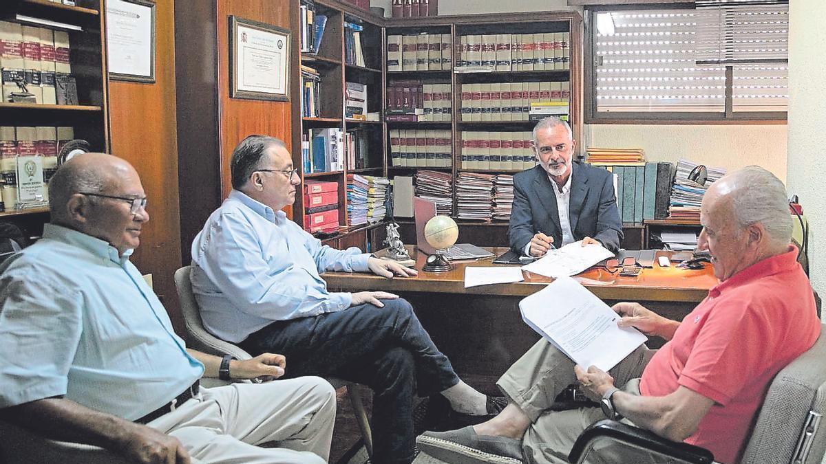 José Pedro Cegarra, del despacho de abogados Cegarra Asesores en Cartagena, junto a tres de los afectados.