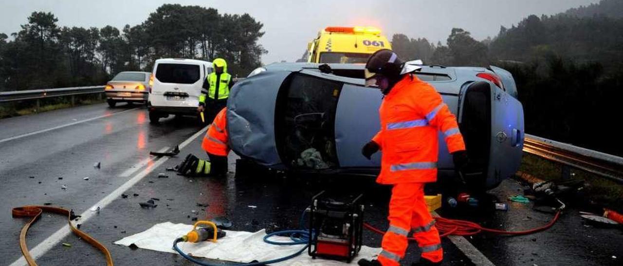 El coche del conductor que dio positivo en alcohol quedó volcado en un carril de circulación. // Iñaki Abella