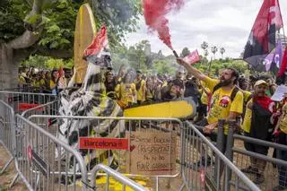 La movilización docente recorre la Gran Via de Barcelona.