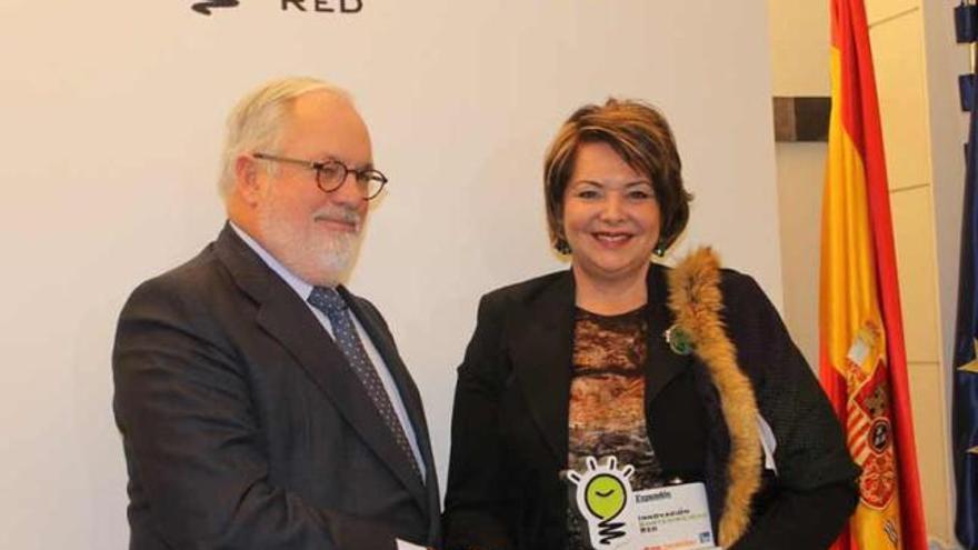 Miguel Arias Cañete entrega el premio a la directora del centro gerontológico de Ablaña, María Teresa Rodríguez.