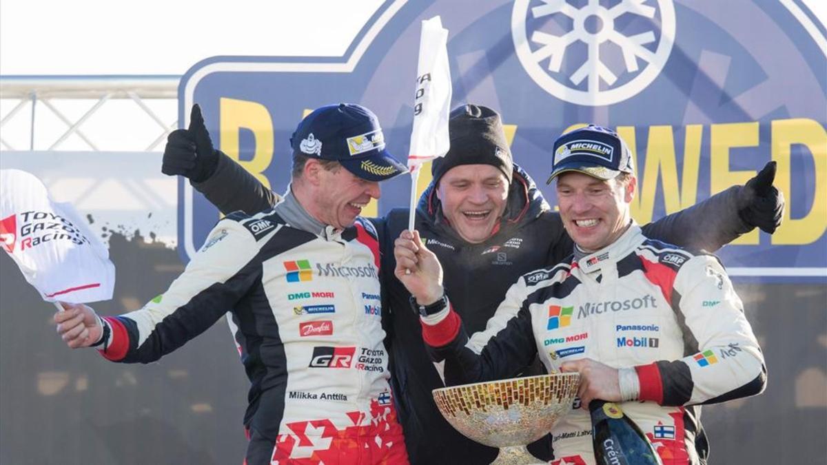 Latvala y su copiloto Anttila, con Makinen en el podio de Suecia