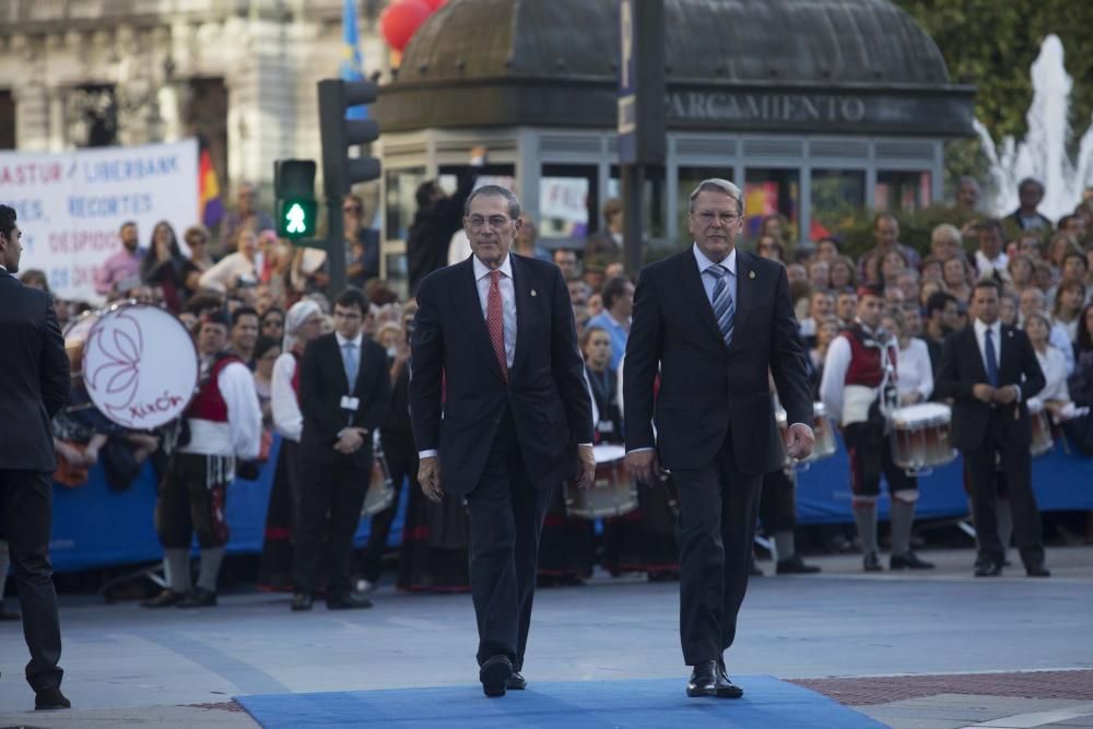 Desfile de los Reyes, personalidades y premiados en la alfombra azul