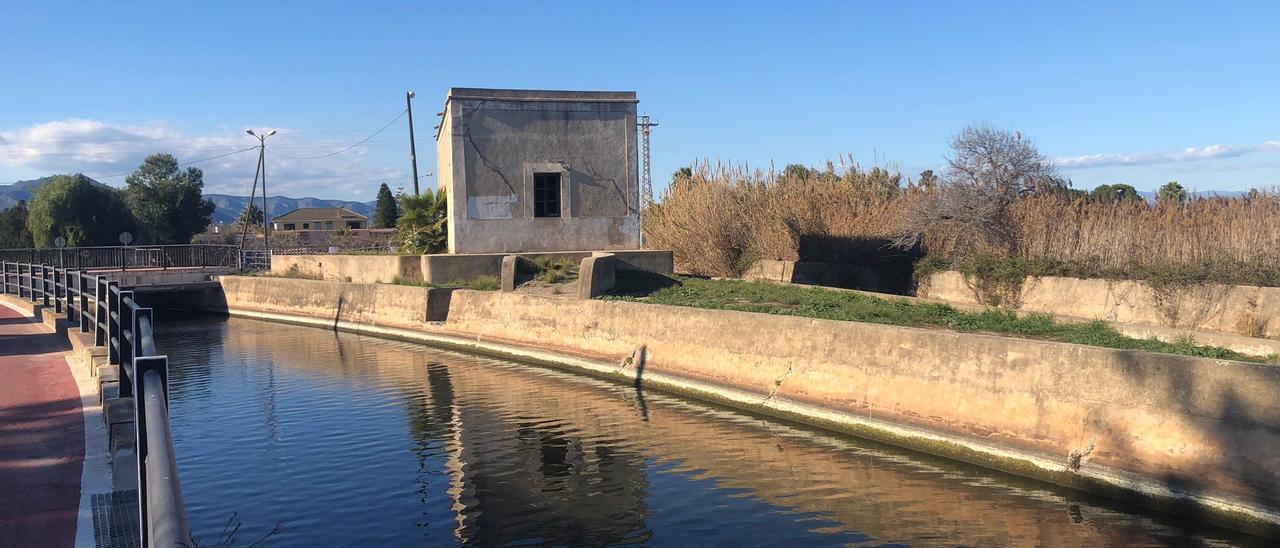 El Motor de l’Arròs es el edificio situado en la confluencia de los dos canales que desembocan en la Gola.