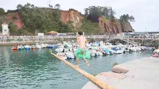 Candás da otro salto festivo con la cucaña: estas fueron las mejores y peores caídas de 35 valientes