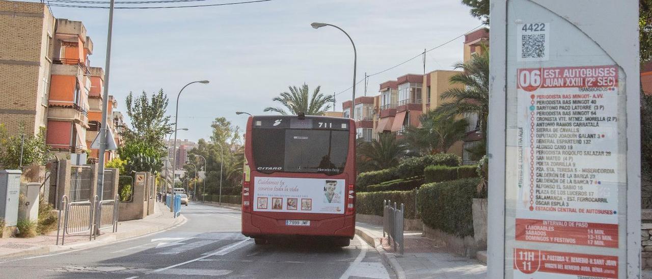 Un autobús de la la línea 6 pasa por Juan XXIII, en una imagen reciente