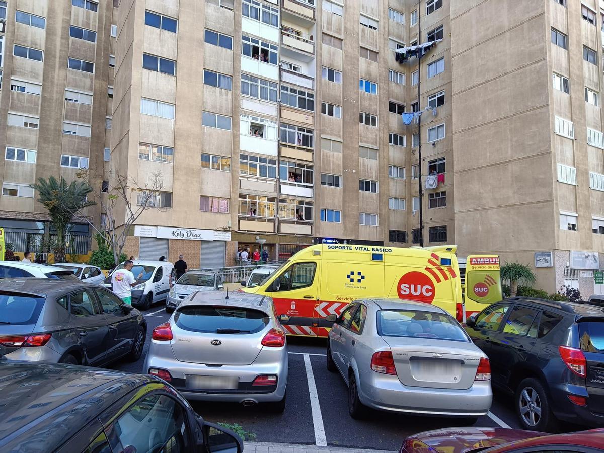 Una de las ambulancias, en el lugar de los hechos.