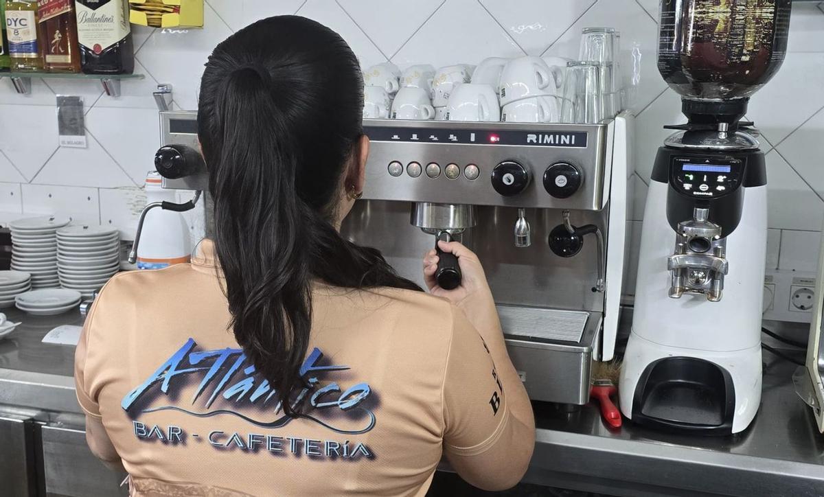 Empleada de una cafetería, archivo.