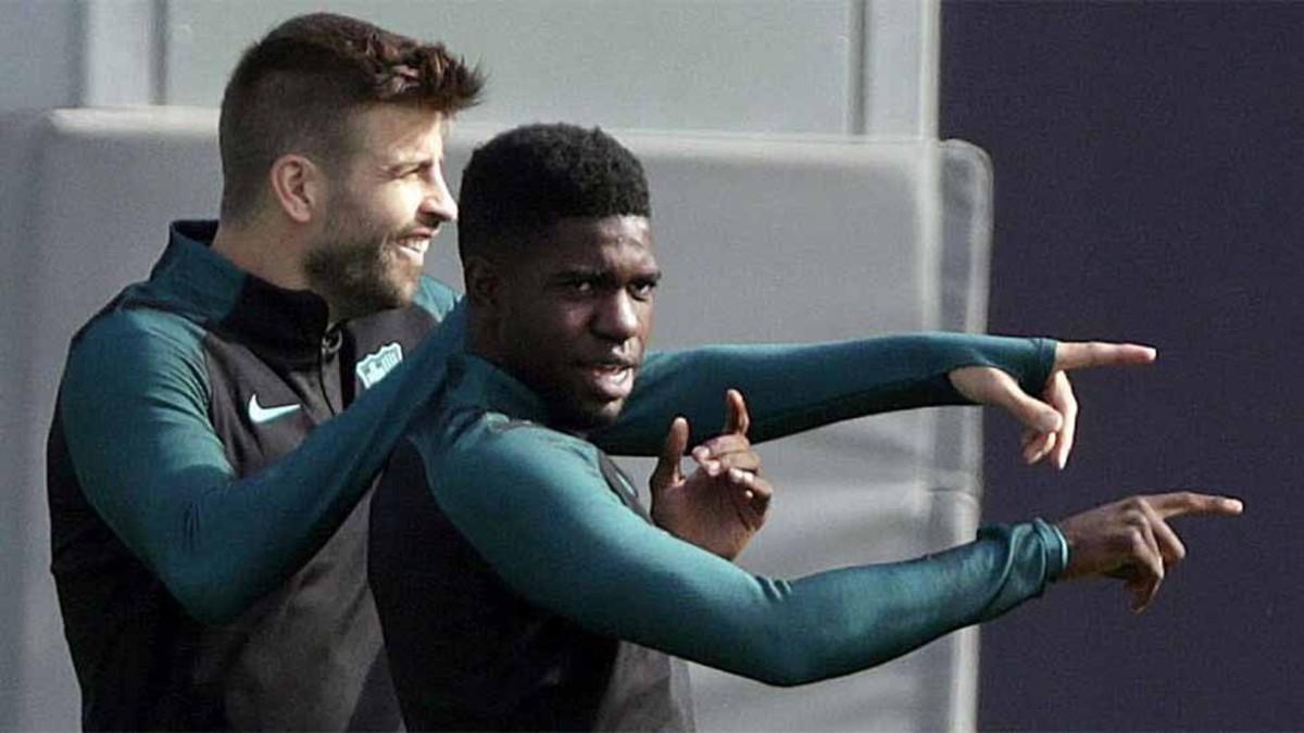 Samuel Umtiti junto a Gerard Piqué. Ambos forman una sólida pareja de centrales en la zaga del FC Barcelona