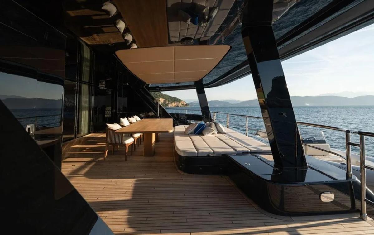 Galería: 'Petite Belle', el catamarán de 16,5 millones que no pasa desapercibido en el puerto de Ibiza